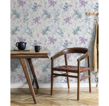 Heller Raum mit Tisch, Stuhl und floraler Tapete