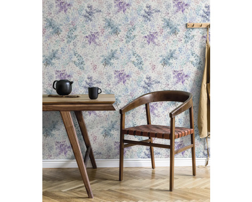 Heller Raum mit Tisch, Stuhl und floraler Tapete