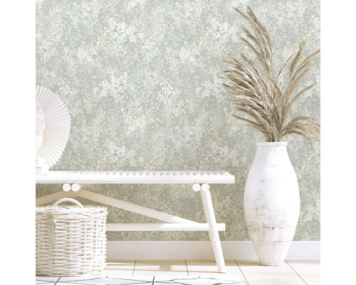 Dekorativer Raum mit floraler Tapete, Bank, Korb und Vase mit Ziergras.