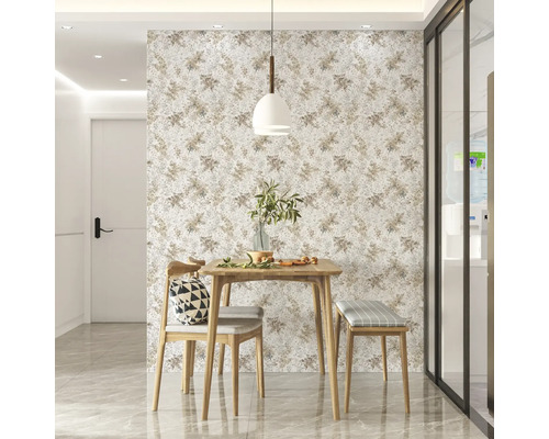 Heller Essbereich mit Holztisch, Stuhl und Bank vor gemusterter Tapete.