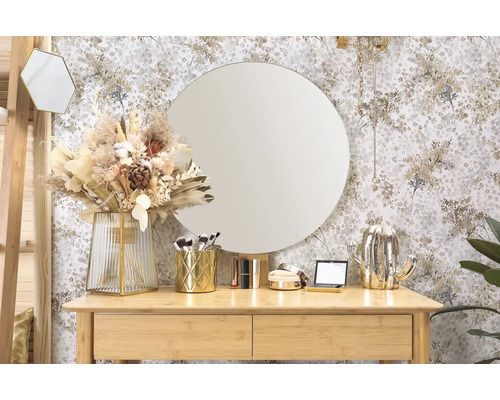 Dekorativer Schminktisch mit rundem Spiegel, Blumenstrauß und Make-up Zubehör