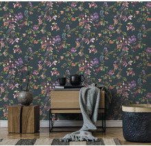 Raumgestaltung mit Blumentapete, Kommode, Dekoration und Teppich