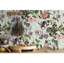 Dekorative Tapete mit floralem Muster in einem hellen Raum