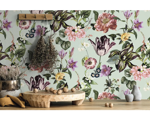 Dekorative Tapete mit floralem Muster in einem hellen Raum