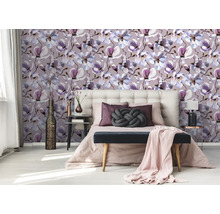 Schlafzimmer mit Magnolienmuster Tapete, Bett und Nachttischen.