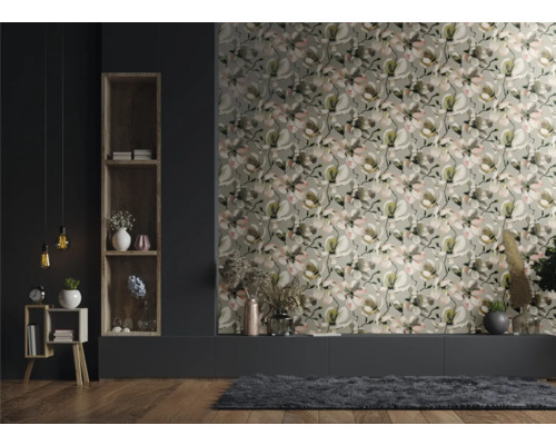 Wohnzimmer mit floral gemusterter Tapete und Holzfußboden