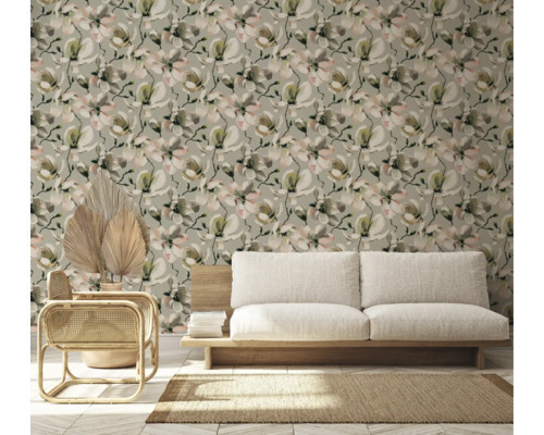 Wohnraum mit blumiger Tapete, Sofa und Korbsessel