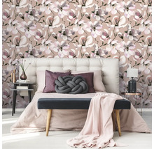 Schlafzimmer mit Magnolienmuster Tapete, Bett und Beistelltischen.