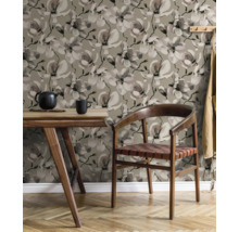 Wohnraum mit Esstisch, Stuhl und Tapete mit Blütenmuster.