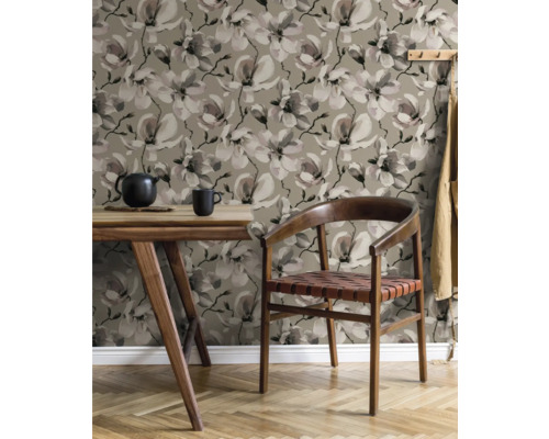 Wohnraum mit Esstisch, Stuhl und Tapete mit Blütenmuster.