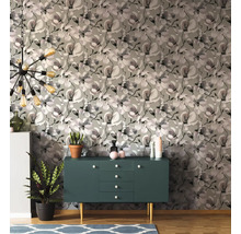 Wohnzimmer mit Blumtapete, Kommode und Zimmerpflanzen für eine stilvolle Einrichtung