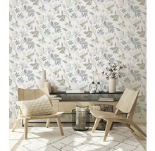 Wohnraum mit floral gemusterter Tapete, Holzstühlen und Dekorationen