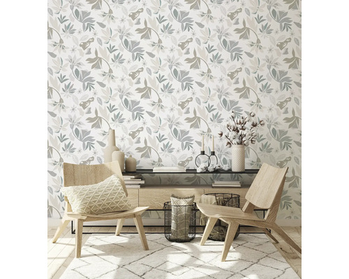 Wohnraum mit floral gemusterter Tapete, Holzstühlen und Dekorationen