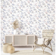 Wohnzimmer mit floraler Tapete, Sideboard, Rattansessel und rundem Teppich