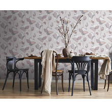 Esszimmer mit blumiger Tapete, Holztisch und Stühlen.