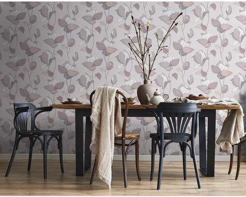 Esszimmer mit blumiger Tapete, Holztisch und Stühlen.