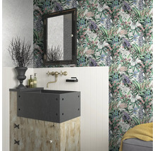 Badezimmer mit Waschbecken, Spiegel und floraler Tapete