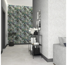 Dekoratives Interieur mit gemusterter Tapete, Regal und Zimmerpflanze in einem hellen Raum.