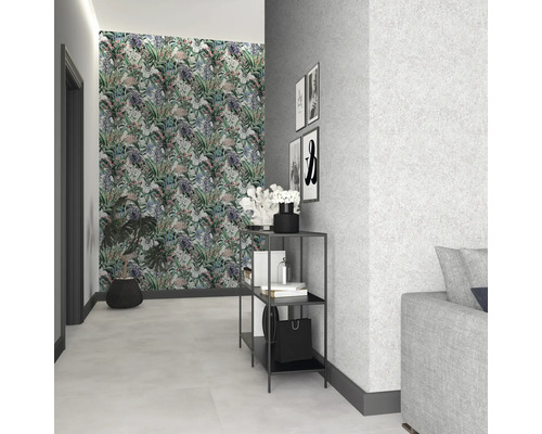 Dekoratives Interieur mit gemusterter Tapete, Regal und Zimmerpflanze in einem hellen Raum.