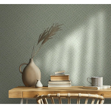 Dekorative Wand mit Tapete, Tisch, Vase und Buch