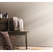 Szene mit gemusterter Tapete, Holzboden und dekorativen Körben auf einem Holztisch.