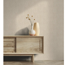 Szene mit gemusterter Tapete, Holzkommode und Vasen