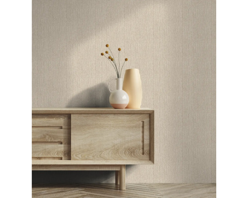 Szene mit gemusterter Tapete, Holzkommode und Vasen