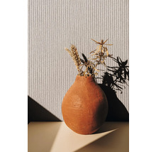 Dekorative Vase mit Trockenblumen vor einer strukturierten Tapete