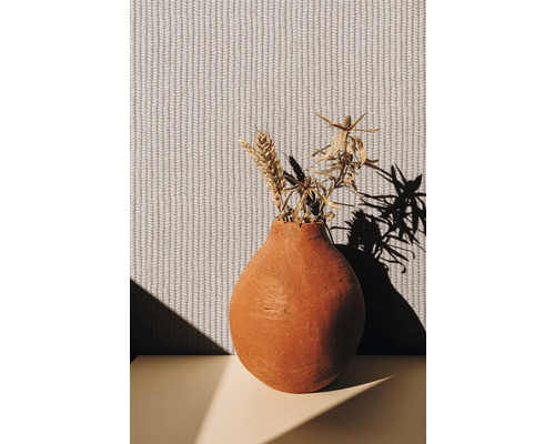 Dekorative Vase mit Trockenblumen vor einer strukturierten Tapete