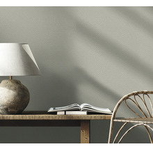 Gemusterte Tapete im Wohnzimmer mit Lampe, Bank und Stuhl