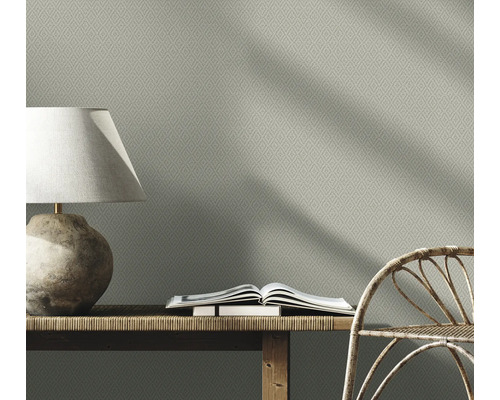 Gemusterte Tapete im Wohnzimmer mit Lampe, Bank und Stuhl