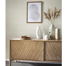 Helles Zimmer mit gemusterter Tapete, Sideboard aus Holz und Dekorationsgegenständen