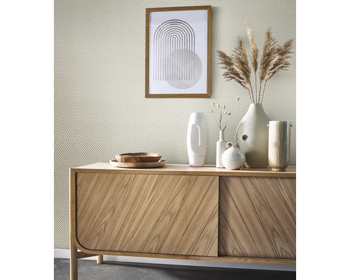 Helles Zimmer mit gemusterter Tapete, Sideboard aus Holz und Dekorationsgegenständen