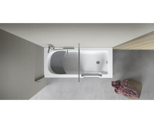 Rechteckige Badewanne mit Duschabtrennung und Armatur im Badezimmer