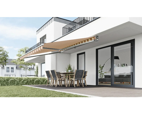Szene mit einer ausgefahrenen Markise über einer Terrasse mit einem Esstisch und Stühlen