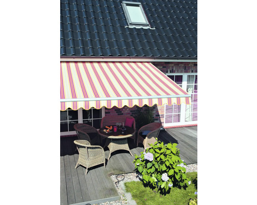 Terrasse mit Markise, Tisch und Stühlen vor einem Haus