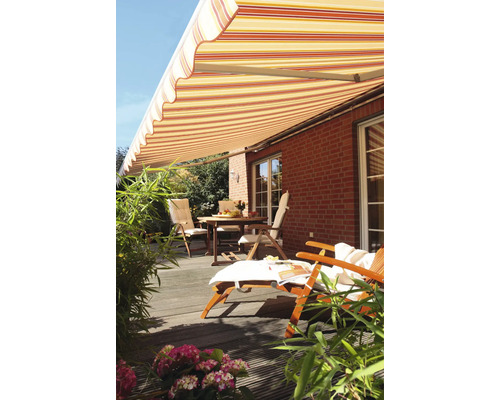 Terrasse mit Markise, Tisch, Stühlen und Liegestuhl