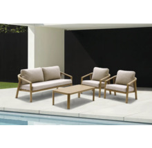 Gartenset mit Sofa, zwei Stühlen und Tisch auf einer Terrasse