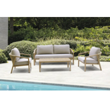 Gartenmöbelset mit Sofa, zwei Stühlen und einem Tisch auf einer Terrasse