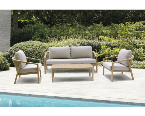 Gartenmöbelset mit Sofa, zwei Stühlen und einem Tisch auf einer Terrasse