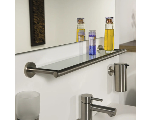 Badezimmeransicht mit Spiegel, Glasablage, Flüssigseifenspender und Armatur