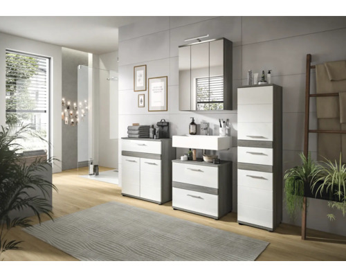 Modernes Badezimmer mit Waschbecken, Spiegelschrank und zusätzlichen Schränken für Stauraum