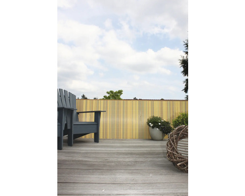 Terrasse mit Flechtzaun, Stuhl und Pflanzenkübel