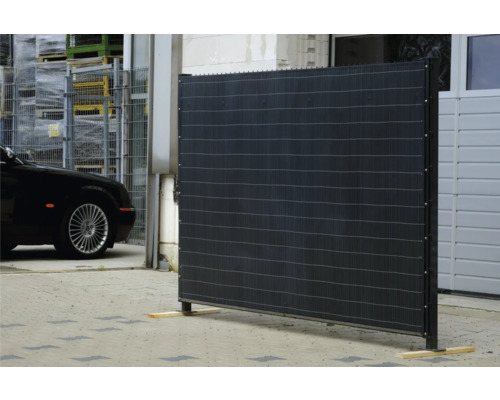 Sichtschutzzaun aus Kunststoff und Metall aufgestellt im Außenbereich