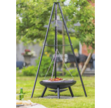 Schwenkgrill mit Dreibein im Garten