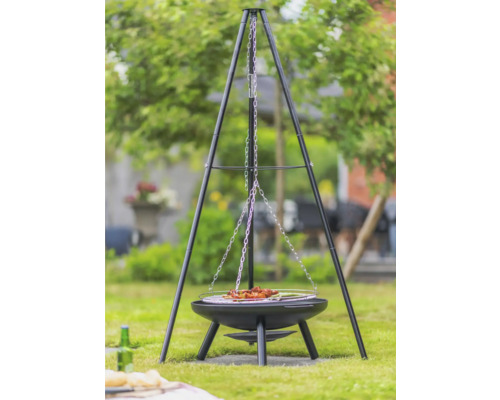 Schwenkgrill mit Dreibein im Garten