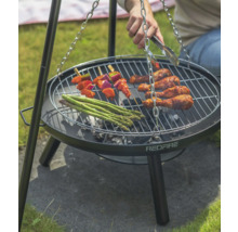Dreibein Grill mit Grillgut und der Aufschrift RedFire