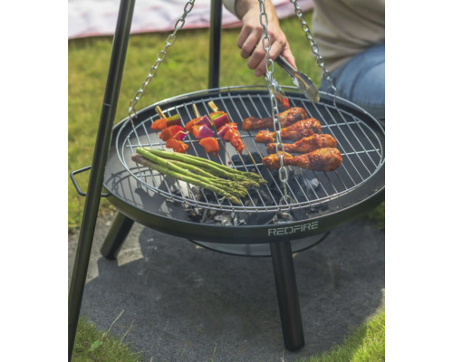 Dreibein Grill mit Grillgut und der Aufschrift RedFire