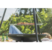 Dreibeingrill mit Grillgut und RedFire Logo für Outdoor Grillvergnügen