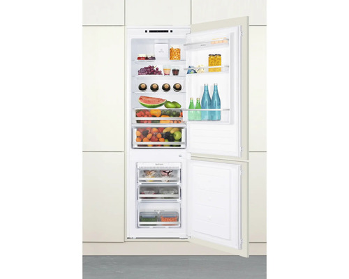 Geöffneter Einbaukühlschrank mit verschiedenen Lebensmitteln.